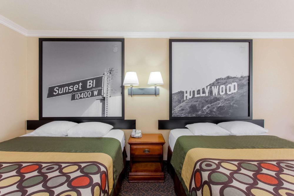 Queen Room with Two Queen Beds - Non-Smoking interior