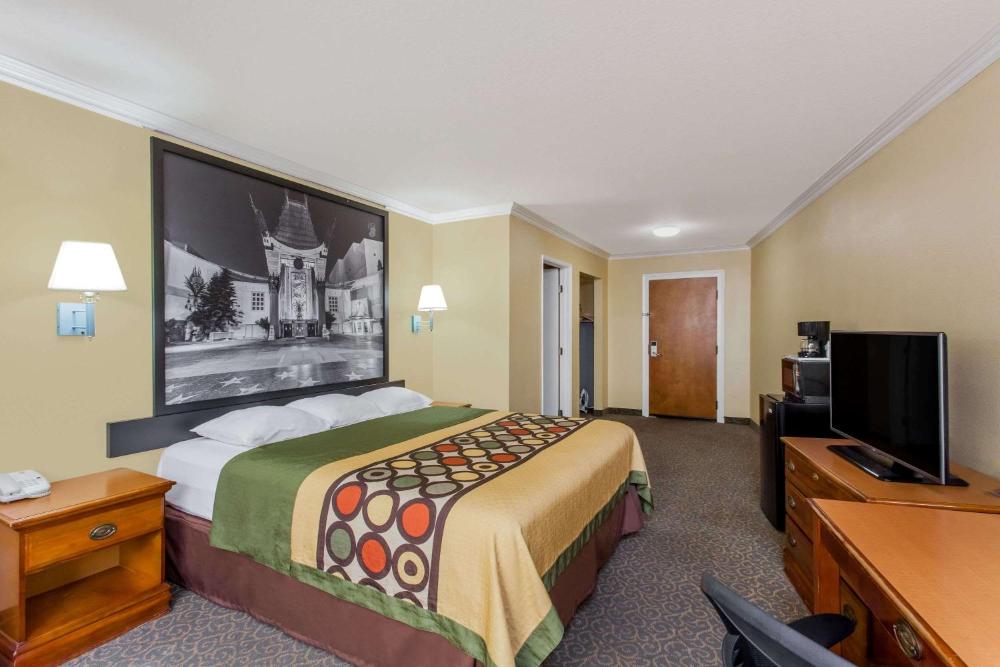 King Room - Non-Smoking interior
